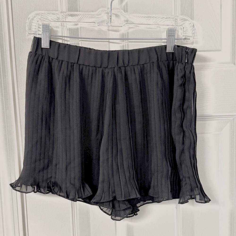 Romeo & Juliet Couture Elegant Black pleated Shorts